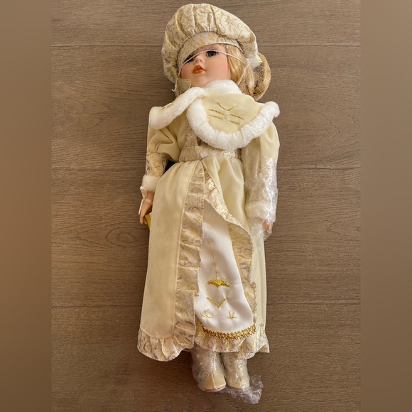 Vintage Winter Porcelain Doll, Lauren, Heritage Signature Collection - Picture 1 of 16